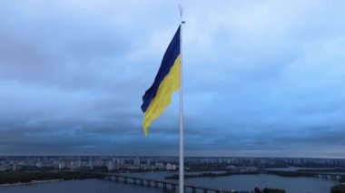 Kyiv - Ukrayna 'nın gündüz bayrağı. Hava görüntüsü. Kiev