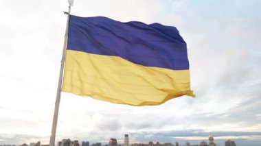 Kyiv - Ukrayna 'nın gündüz bayrağı. Hava görüntüsü. Kiev