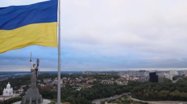 Kyiv - Ukrayna 'nın gündüz bayrağı. Hava görüntüsü. Kiev