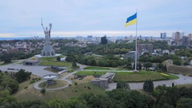 Kyiv - Ukrayna 'nın gündüz bayrağı. Hava görüntüsü. Kiev