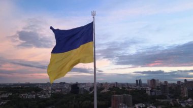 Kyiv - Ukrayna 'nın gündüz bayrağı. Hava görüntüsü. Kiev