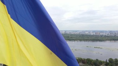 Kyiv - Ukrayna 'nın gündüz bayrağı. Hava görüntüsü. Kiev