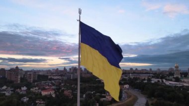 Kyiv - Ukrayna 'nın gündüz bayrağı. Hava görüntüsü. Kiev