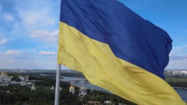 Kyiv - Ukrayna 'nın gündüz bayrağı. Hava görüntüsü. Kiev