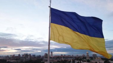 Kyiv - Ukrayna 'nın gündüz bayrağı. Hava görüntüsü. Kiev