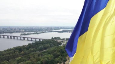 Kyiv - Ukrayna 'nın gündüz bayrağı. Hava görüntüsü. Kiev