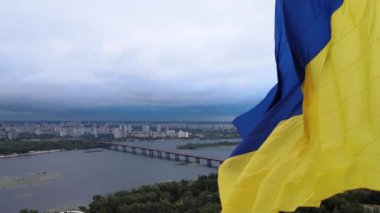 Kyiv - Ukrayna 'nın gündüz bayrağı. Hava görüntüsü. Kiev