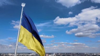 Kyiv - Ukrayna 'nın gündüz bayrağı. Hava görüntüsü. Kiev