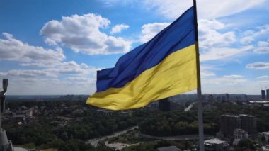 Kyiv - Ukrayna 'nın gündüz bayrağı. Hava görüntüsü. Kiev