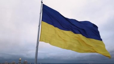 Kyiv - Ukrayna 'nın gündüz bayrağı. Hava görüntüsü. Kiev