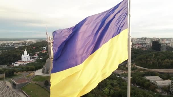 Kiev - Nationale vlag van Oekraïne overdag. Luchtfoto 's. Kiev — Stockvideo