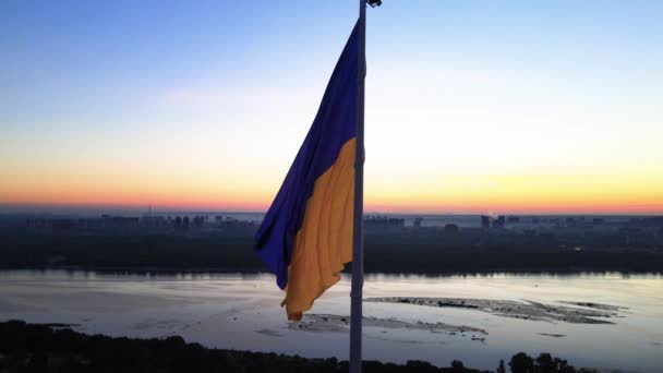 Kiev - Bandera nacional de Ucrania por día. Vista aérea. Kiev — Vídeos de Stock