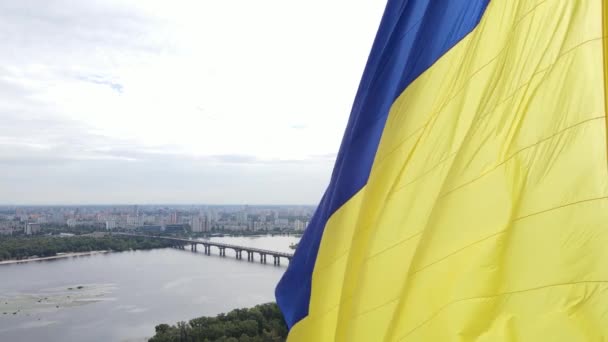 Kiev - Nationale vlag van Oekraïne overdag. Luchtfoto 's. Kiev — Stockvideo