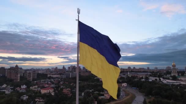 Kiev - Bandiera nazionale dell'Ucraina di giorno. Vista aerea. Kiev — Video Stock