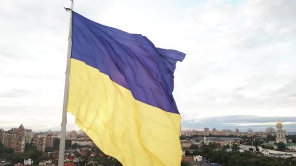 Kiev - Bandera nacional de Ucrania por día. Vista aérea. Kiev — Vídeo de stock