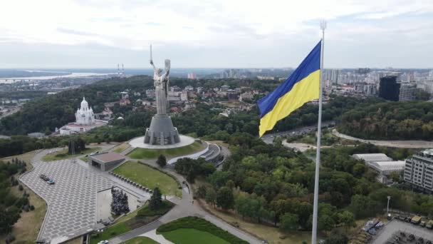 Kyjev - Národní vlajka Ukrajiny ve dne. Letecký pohled. Kyjev — Stock video