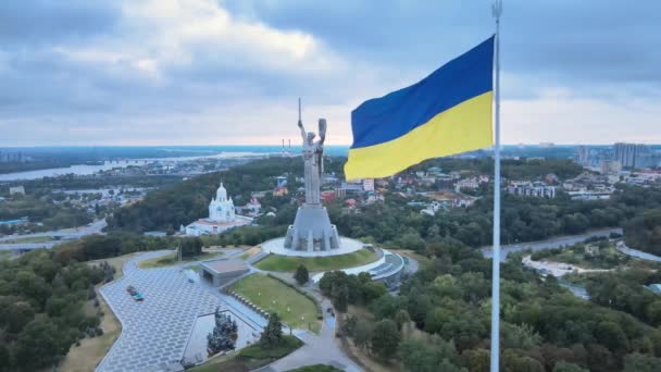 Київ - Національний прапор України вдень. Вид з повітря. Київ — стокове відео