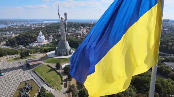 基辅（Kyiv）-乌克兰国旗。空中风景。基辅 — 图库视频影像