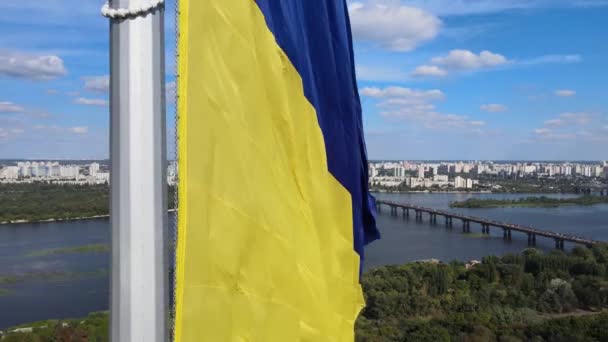 Kiew - Nationalflagge der Ukraine bei Tag. Luftaufnahme. Kiew — Stockvideo