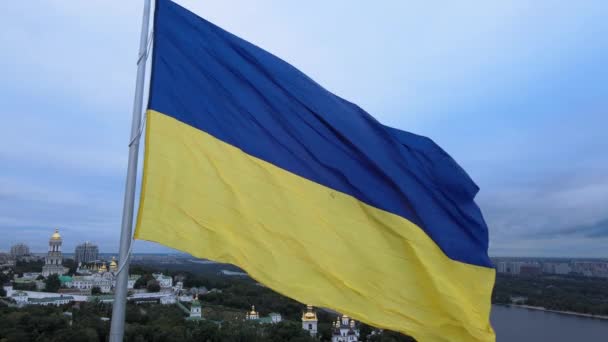 Kiev - Ukraines nationale flag om dagen. Luftudsyn. Kiev – Stock-video