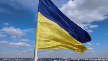 Kyiv - Ukrayna 'nın gündüz bayrağı. Hava görüntüsü. Kiev