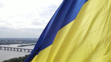 Kyiv - Ukrayna 'nın gündüz bayrağı. Hava görüntüsü. Kiev