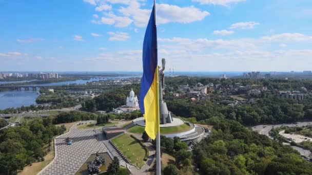 Київ - Національний прапор України вдень. Вид з повітря. Київ — стокове відео