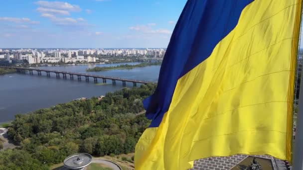 Kiev - Bandeira nacional da Ucrânia por dia. Vista aérea. Kiev — Vídeo de Stock