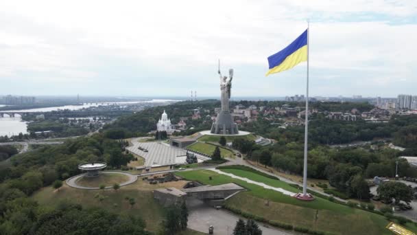 Kyjev - Národní vlajka Ukrajiny ve dne. Letecký pohled. Kyjev — Stock video