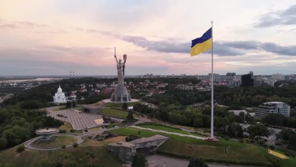 Київ - Національний прапор України вдень. Вид з повітря. Київ — стокове відео