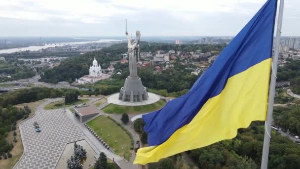 Київ - Національний прапор України вдень. Вид з повітря. Київ — стокове відео