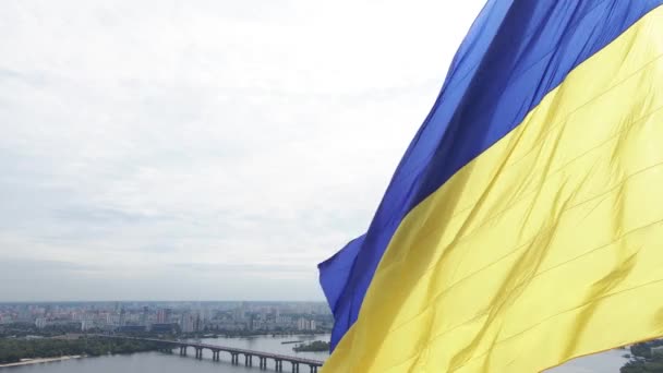 Kiev - Bandera nacional de Ucrania por día. Vista aérea. Kiev — Vídeos de Stock