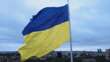 Kyiv - Ukrayna 'nın gündüz bayrağı. Hava görüntüsü. Kiev
