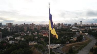 Kyiv - Ukrayna 'nın gündüz bayrağı. Hava görüntüsü. Kiev