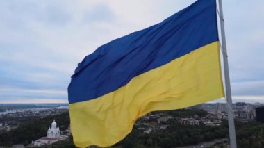 Kyiv - Ukrayna 'nın gündüz bayrağı. Hava görüntüsü. Kiev