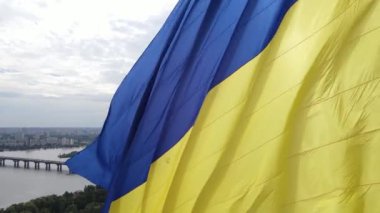 Kyiv - Ukrayna 'nın gündüz bayrağı. Hava görüntüsü. Kiev