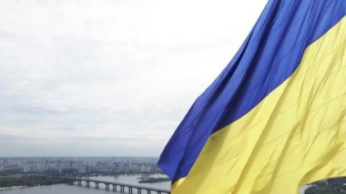Kyiv - Ukrayna 'nın gündüz bayrağı. Hava görüntüsü. Kiev