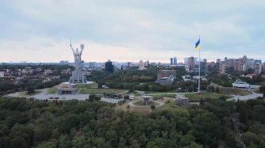 Kyiv - Ukrayna 'nın gündüz bayrağı. Hava görüntüsü. Kiev