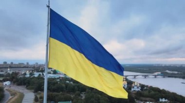 Kyiv - Ukrayna 'nın gündüz bayrağı. Hava görüntüsü. Kiev