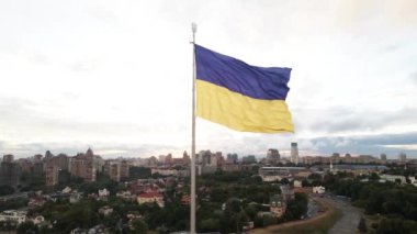 Kyiv - Ukrayna 'nın gündüz bayrağı. Hava görüntüsü. Kiev