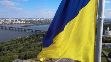Kyiv - Ukrayna 'nın gündüz bayrağı. Hava görüntüsü. Kiev