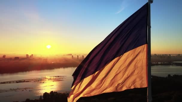 Kiev - Bandeira nacional da Ucrânia por dia. Vista aérea. Kiev — Vídeo de Stock