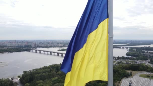 Kiew - Nationalflagge der Ukraine bei Tag. Luftaufnahme. Kiew — Stockvideo