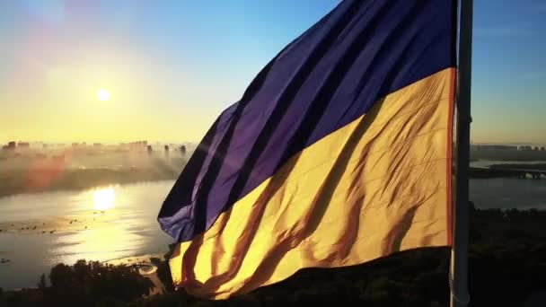 Kiev - Bandera nacional de Ucrania por día. Vista aérea. Kiev — Vídeos de Stock