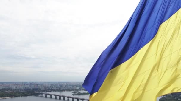 Kijev - Nemzeti zászló Ukrajna nappal. Légi felvétel. Kijev — Stock videók