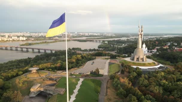 Kiev - Nationale vlag van Oekraïne overdag. Luchtfoto 's. Kiev — Stockvideo