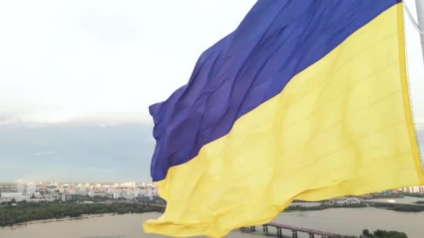 Київ - Національний прапор України вдень. Вид з повітря. Київ — стокове відео