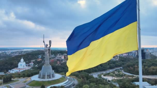 Kiew - Nationalflagge der Ukraine bei Tag. Luftaufnahme. Kiew — Stockvideo