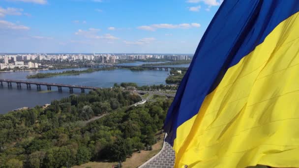 Kijów - flaga narodowa Ukrainy w dzień. Widok z lotu ptaka. Kijów — Wideo stockowe