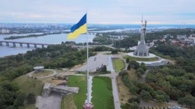 Kyiv - Ukrayna 'nın gündüz bayrağı. Hava görüntüsü. Kiev